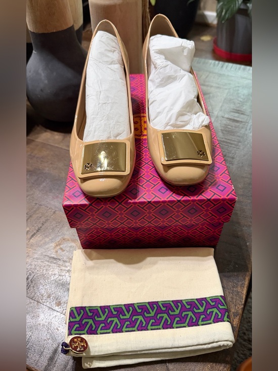 Tory Burch Shoes - EUC Tory Burch Tiernan 50mm Patent Leather Pumps, Tory Beige, Gold Logo